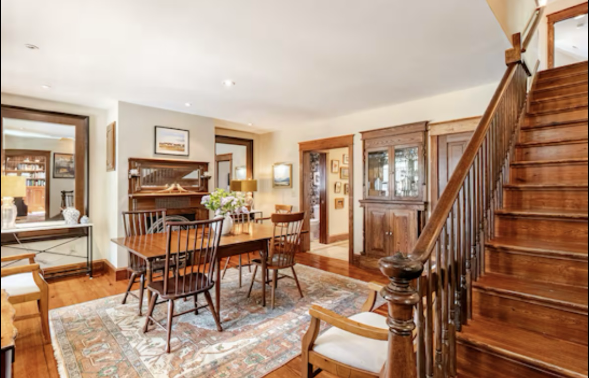 Entryway flowing into the dining area
