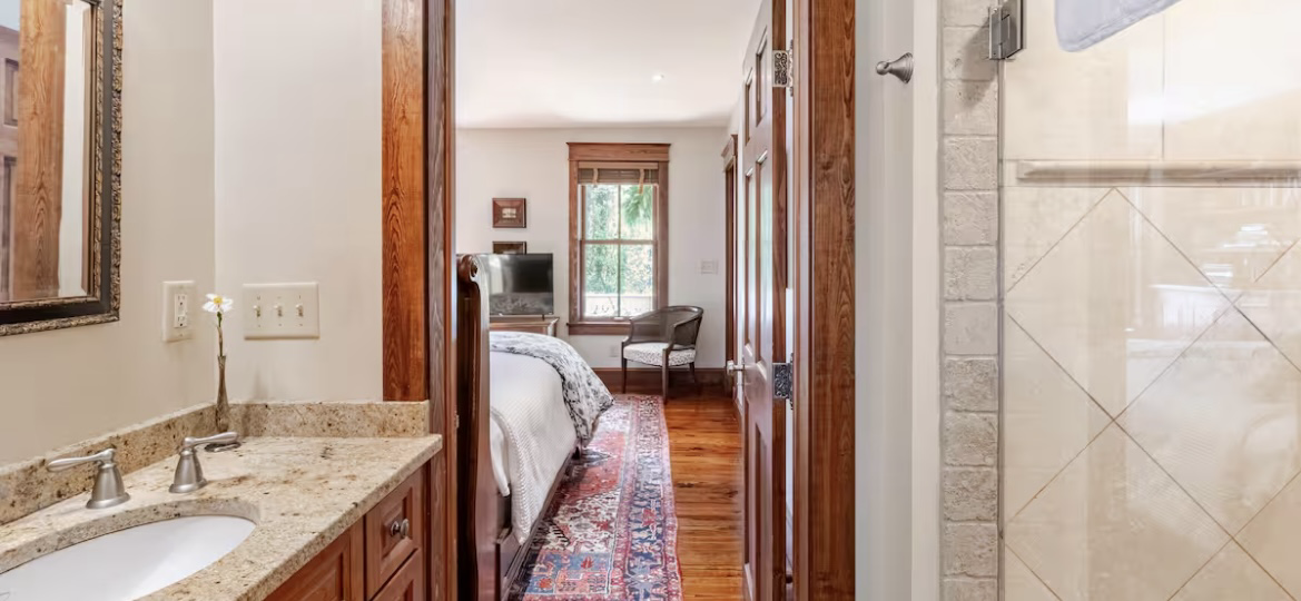 First-floor queen ensuite bath