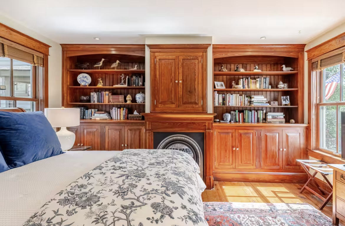 First-floor queen bedroom