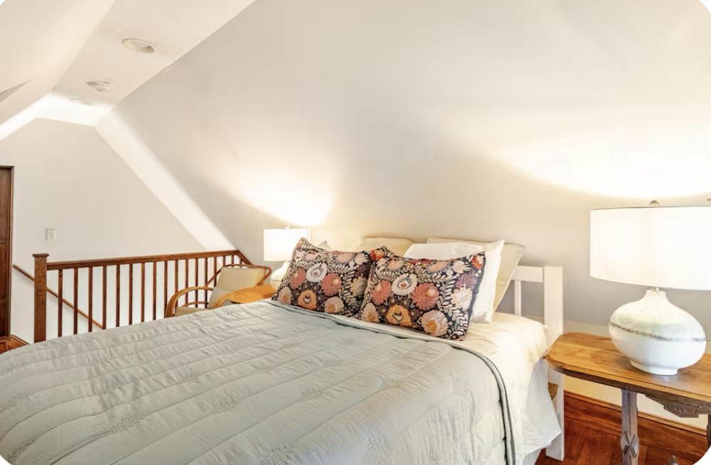 Loft — cozy queen retreat (semi-private)